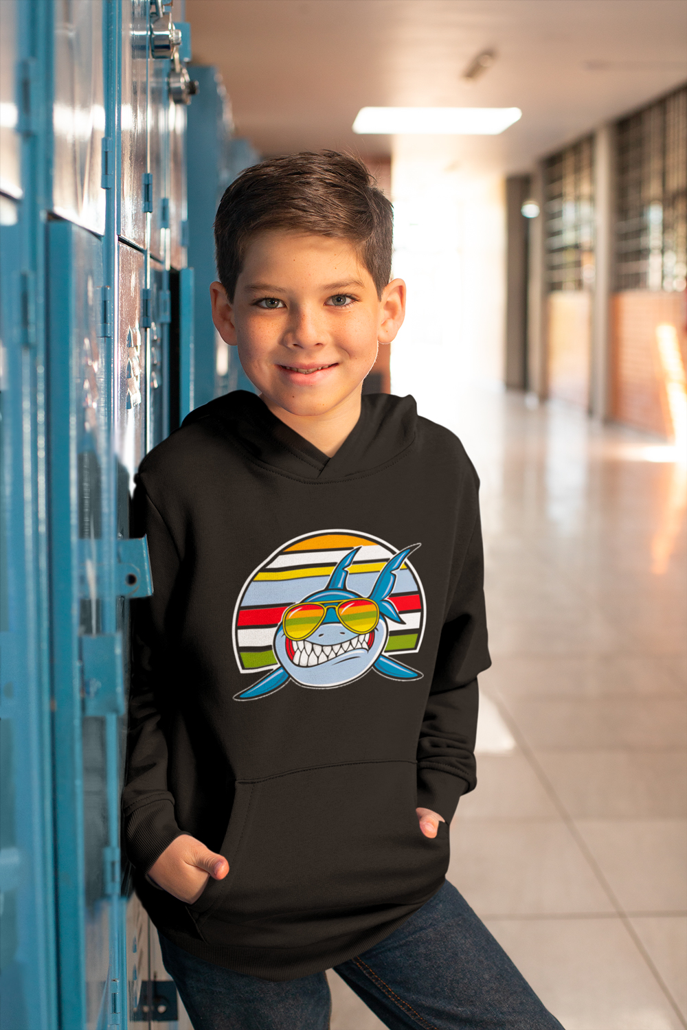 mockup-sweat-a-capuche-enfant-noir-bebe-requin.jpg