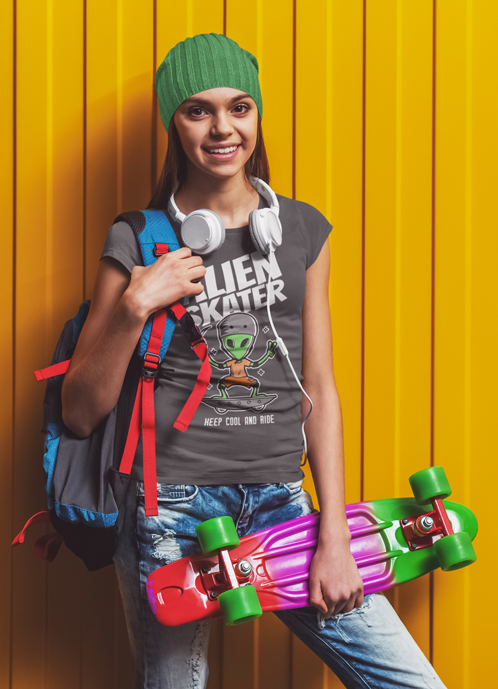 mockup-t-shirt-femme-alien-skater.jpg