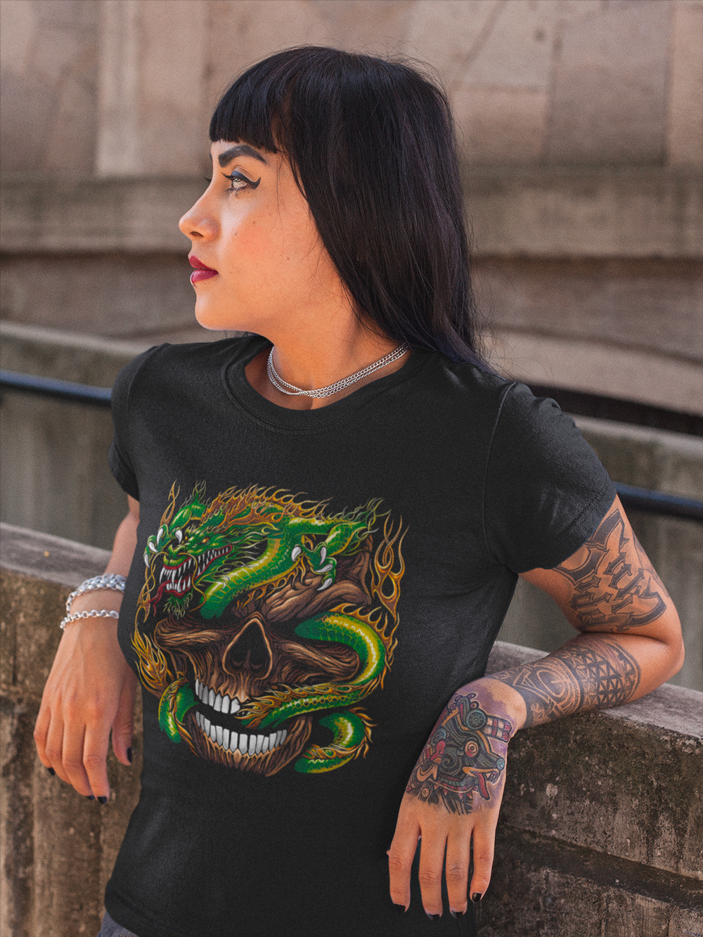 mockup-t-shirt-femme-noir-crane-et-dragon.jpg