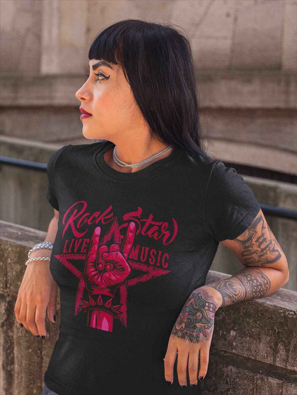mockup-t-shirt-femme-noir-rock-star-signe-des-cornes.jpg
