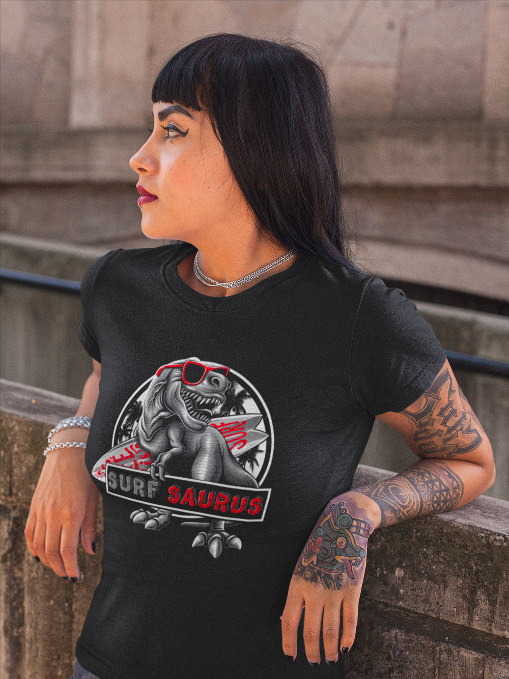mockup-t-shirt-femme-noir-surf-saurus.jpg