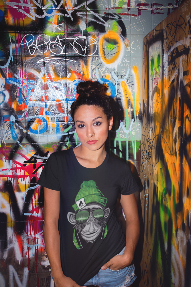mockup-t-shirt-femme-singe-bonnet-lunettes-et-casque-dj.jpg