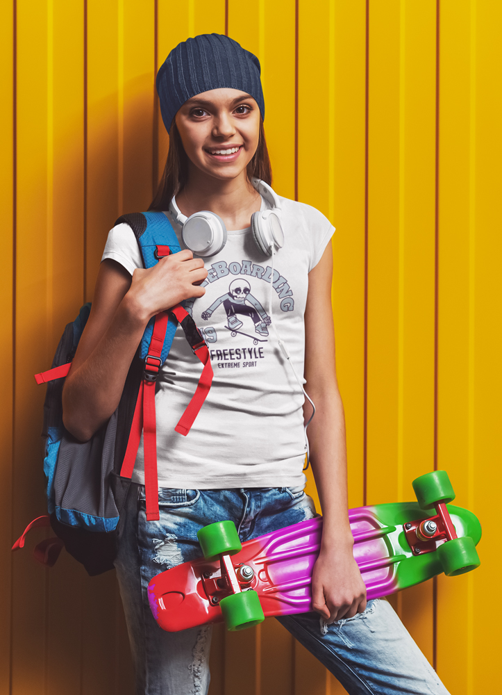 mockup-t-shirt-femme-skateboarding-freestyle.jpg
